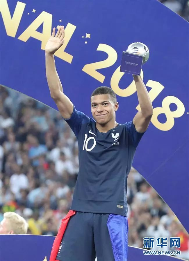 ▲7月15日，获得最佳新秀奖的法国队球员姆巴佩在颁奖仪式上。 新华社记者 曹灿 摄