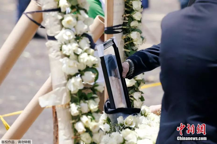 资料图：当地时间3月13日，埃塞俄比亚比绍夫图，埃塞俄比亚航空公司ET302航班坠毁现场举办追思仪式，遇难者家属抵现场悼念。