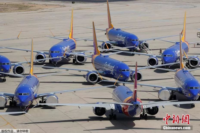  资料图：美国西南航空公司的波音737 MAX系列飞机停放在机场。
