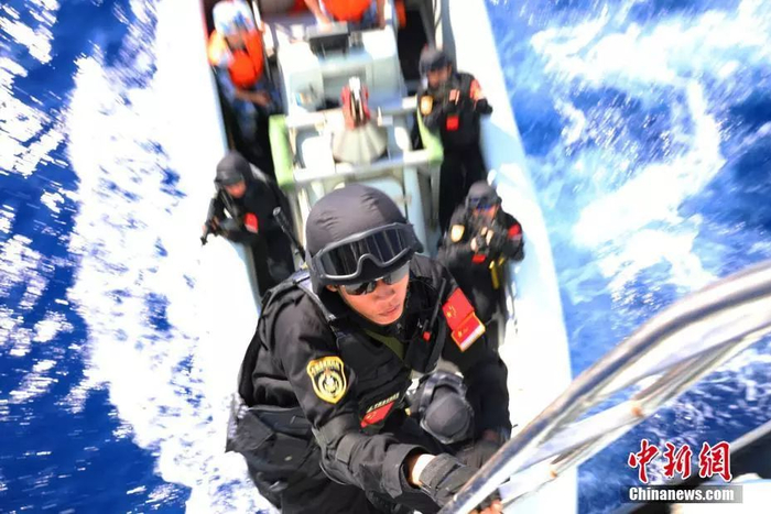 资料图：今年4月，海军第32批护航编队在前往亚丁湾、索马里海域途中，组织开展舰机协同、直升机滑降、小艇攀爬、舱室搜索等护航针对性训练，进一步巩固提升官兵护航核心能力。图为特战队员进行小艇攀爬训练。中新社发 李昊 摄