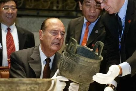 　　▲希拉克正仔细观察一件青铜器。他或许是继戴高乐之后惟一一位真正热爱中国传统文化的法国总统。 |资料照片
