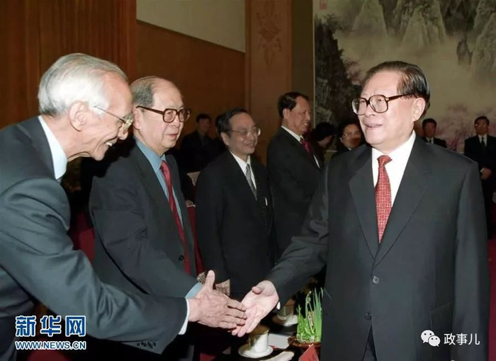 资料图：2002年2月8日，中共中央在北京中南海举行党外人士迎春座谈会。江泽民同志与孙孚凌同志（左二）在一起。