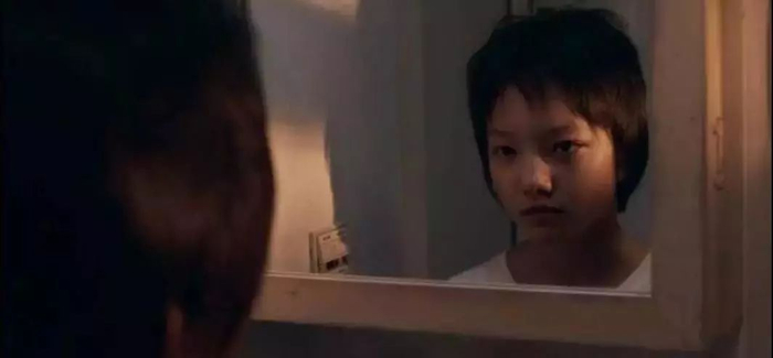  ▲电影《嘉年华》剧照，图为电影中遭受性侵害的小文，她的妈妈在得知后的第一反应是给了小文一巴掌，并撕碎了小文的裙子，将小文的头发剪成短发。