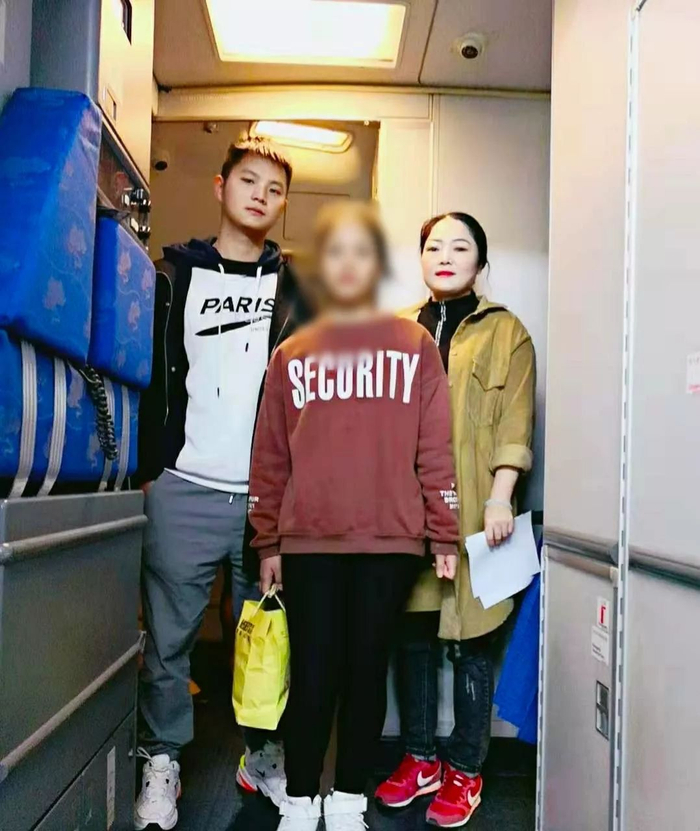  阳新县公安局西门派出所民警组成遣送小组，将柬埔寨女孩伦玛丽送回国。阳新县公安局供图