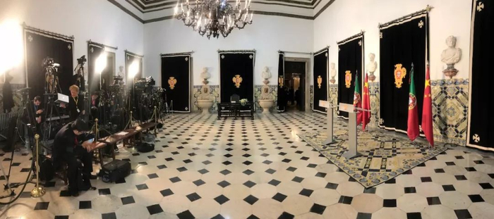  △这是习近平与德索萨合影的喷泉厅。（央视记者张宇拍摄）