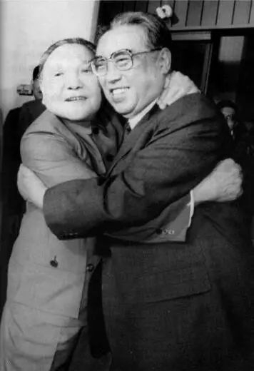 1982年，邓小平与来访的金日成热烈拥抱。