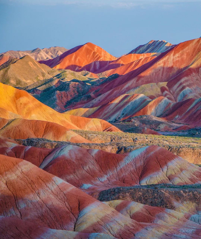 甘肃张掖七彩丹霞景区，“七彩丹霞”实际并非丹霞地貌，而是彩色丘陵，图片源自@VCG