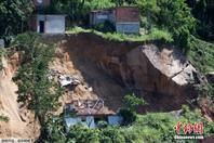 巴西发生山体滑坡事故 山石滚落砸倒民房