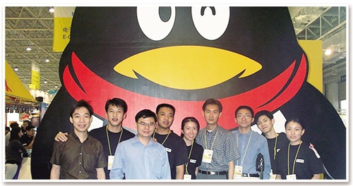 2000年的中国国际高新技术成果交易会上，戴着红色围巾的企鹅形象与日后无异。（资料图片）