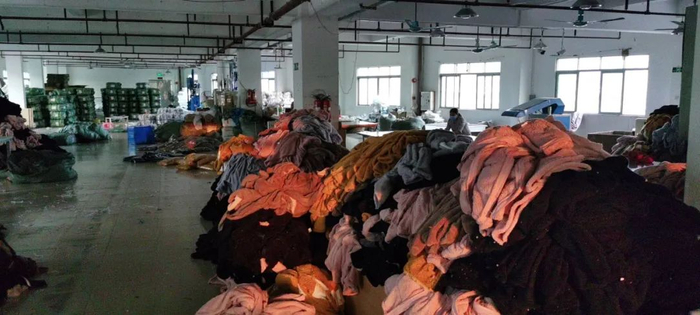 毛绒哥工厂里积压着大批可直接出口的成品服装&nbsp; 图片来源：受访者提供