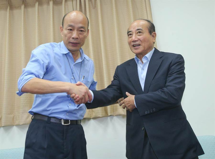 　　2020年台湾地区领导人选举国民党参选人韩国瑜（左）、国民党籍前“立法院长”王金平。（图片来源：台湾“中时电子报”资料图）
