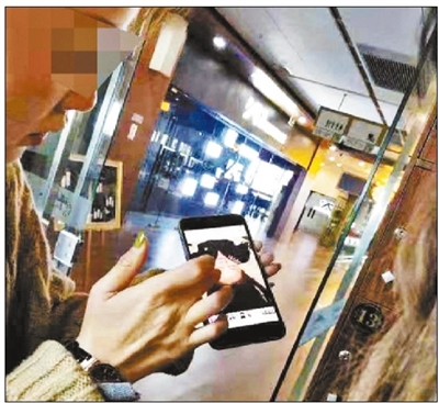  一家美容院的工作人员展示高价针灸的操作画面