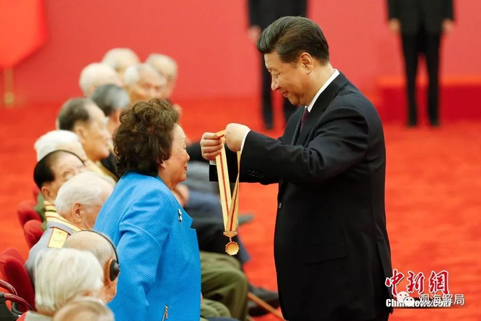  （陈香梅获颁纪念章）