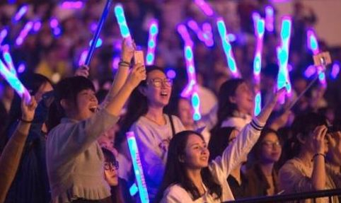 承包“海陆空”为偶像庆生 粉丝追星为何如此疯狂？