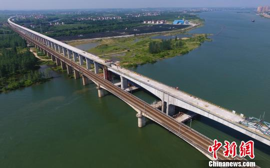 图为5月16日，无人机航拍下的昌赣高铁泰和赣江特大桥顺利合龙。　刘占昆　摄