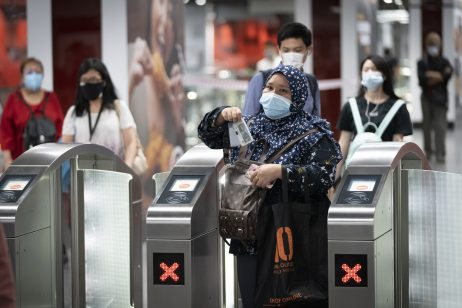 乘坐吉隆坡捷运系统的马来西亚民众