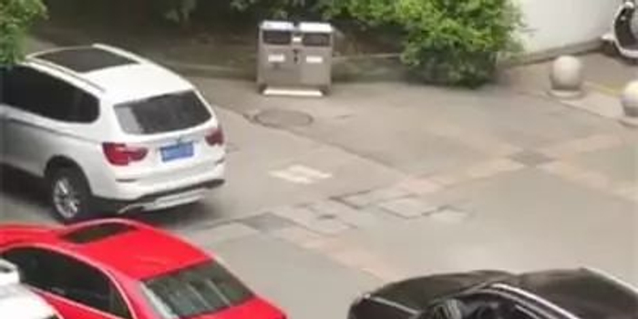 嚣张!男子高校内开保时捷碾压女生,直接驶离