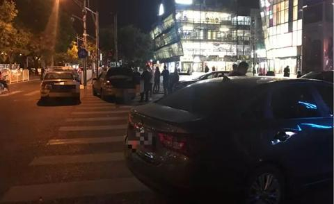  9月16日凌晨，一辆等候在三里屯路口的黑车