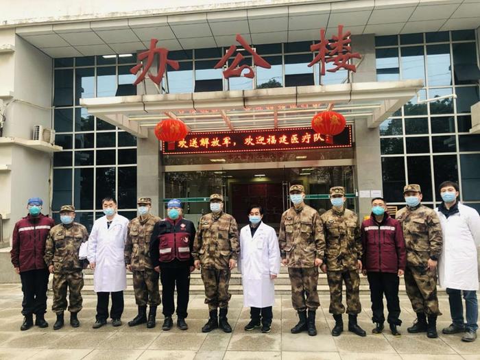 福建医疗队和陆军军医大学医疗队在金银潭医院交接援助任务。
