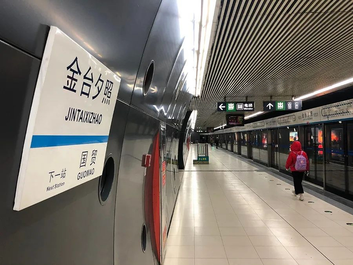  中央商务区，地上地下，人影稀疏