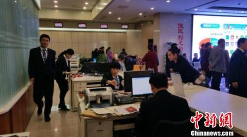 资料图：图为山东某地政务服务中心。　中新网记者 阚枫