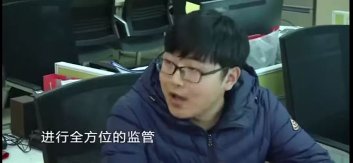  工作人员解释手表作用 《南京零距离》视频截图