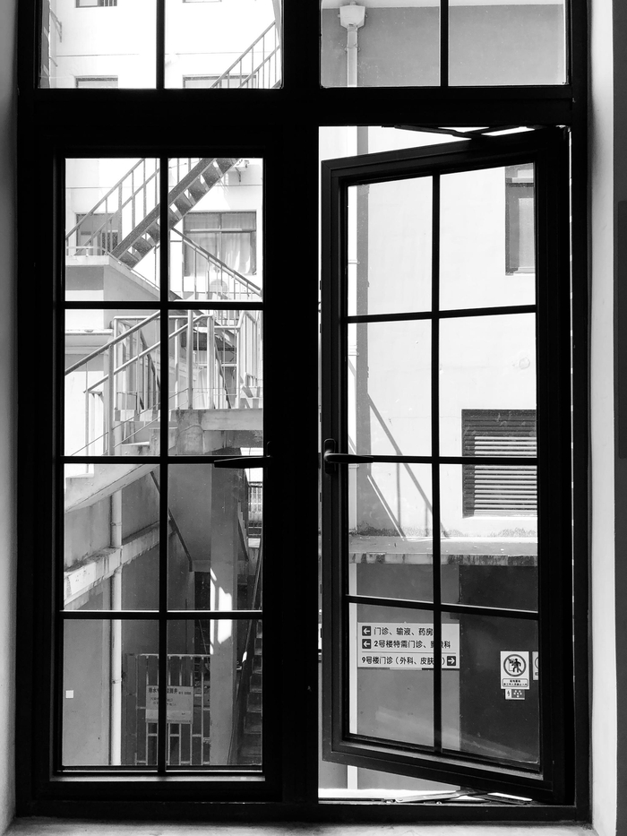 医院的窗户。南音 图