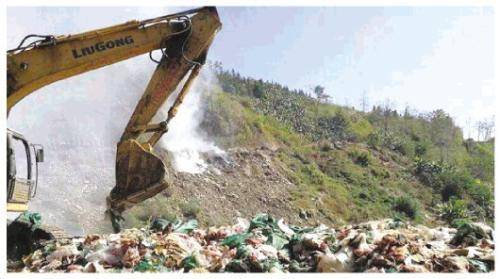 图为垃圾回填处理现场。