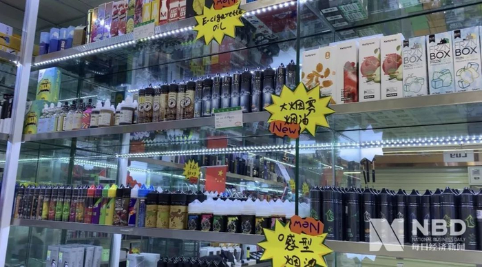 深圳华强北的电子烟商铺中陈列着上百款电子烟&nbsp;图片来源：每经记者 刘玲 摄