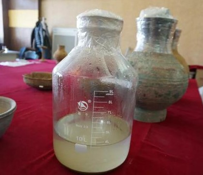 青铜壶内大量液体，可能为西汉的美酒
