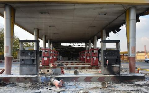 被示威者焚烧的一处伊朗加油站。（图片来源：东方IC）