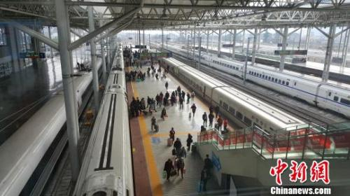 春运期间，温州南站内旅客上车 潘沁文 摄