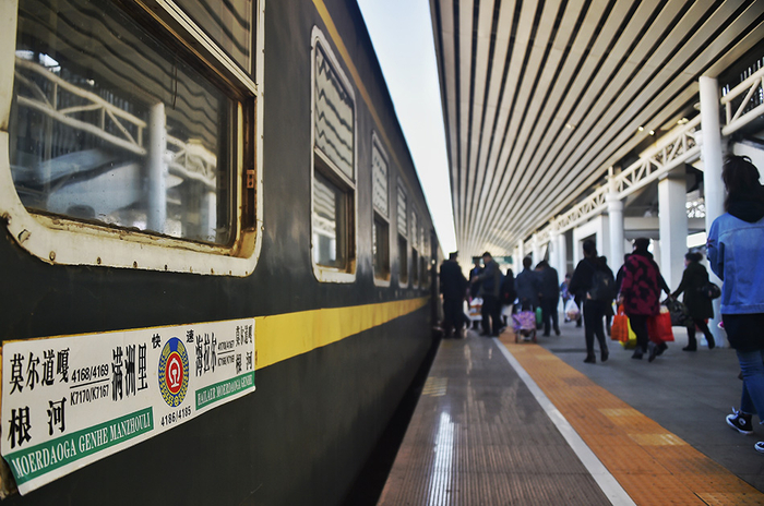  从满洲里站开往根河站的K7170次列车。