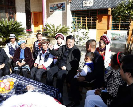 2015年1月20日，习近平来到大理白族自治州大理市湾桥镇古生村村民李德昌家，同村民们围坐在一起亲切拉家常。来源：新华社