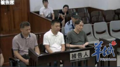 被告人陈族远（被告人席右一）在法庭上受审