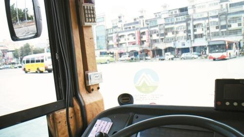 　　正常成年人站在大车外面45度位置，但从驾驶座位置看出去完全被挡住，形成死角。（图：台湾《联合报》/记者吴姿贤 摄）