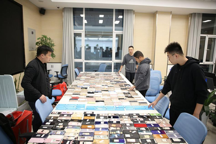 办案民警在清点涉案物品。