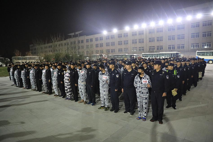 盐城警方将119名犯罪嫌疑人从老挝押回。&nbsp; 本文图片 盐城警方供图