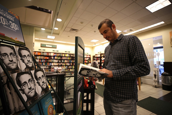 　一名男子在书店翻阅斯诺登的新书《永久记录》。&nbsp; 视觉中国 图