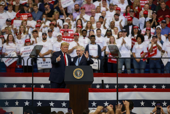 　　当地时间2019年11月4日，美国肯塔基州列克星敦，美国总统特朗普出席在鲁普体育馆（Lexington Rupp Arena）举行的集会，为肯塔基州州长马特·贝文竞选连任站台助威。 本文图片 视觉中国