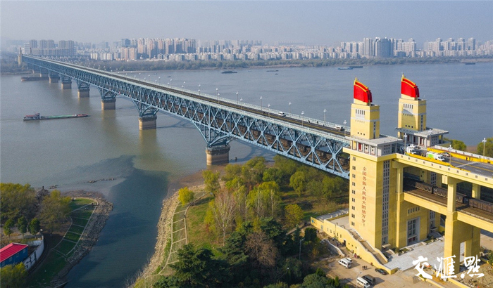 长江大桥与远处的楼盘 苏阳 摄 视觉江苏网供图