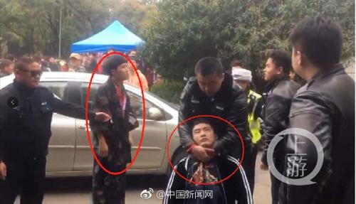 被指穿“和服”的青年人（左一）与武汉大学保卫人员发生冲突。视频截屏 上游新闻