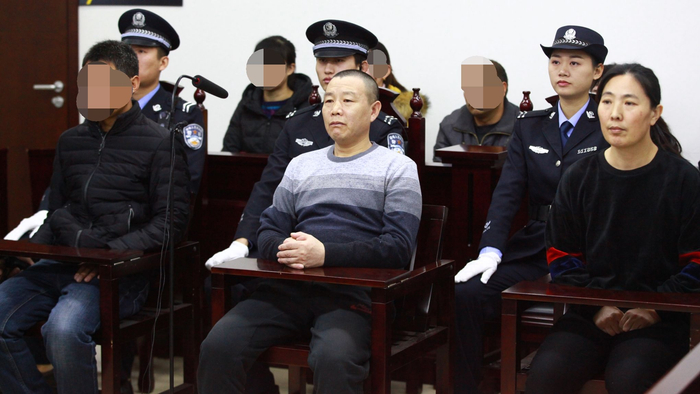 今天上午，宋某和丈夫姜某在法院接受审理。来源：法院供图