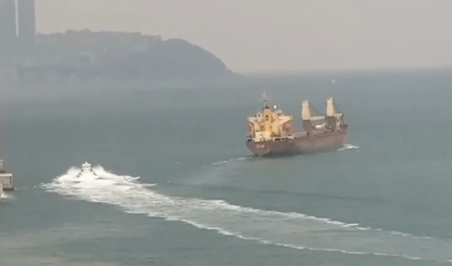 肇事后试图逃离的货轮 视频截图