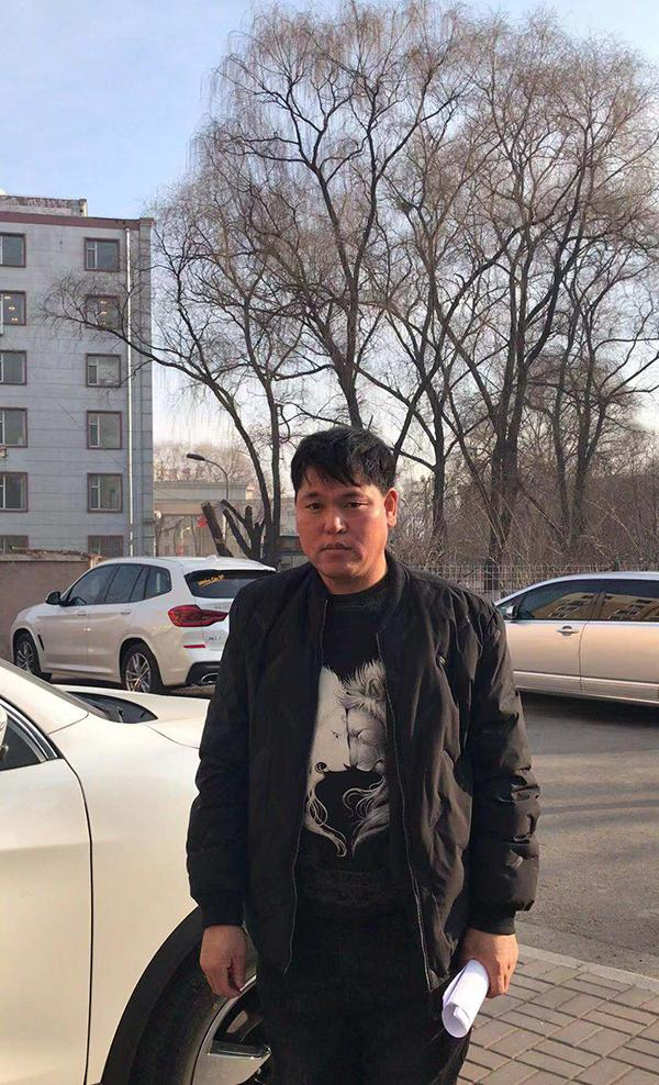 　刘忠林在律师陪同下领取国家赔偿决定书。 屈振红律师 图