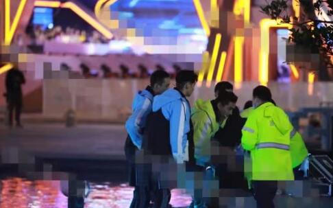 据悉,节目在录制时高以翔在跑了一段后,喊了句"我不行了"就倒地了.