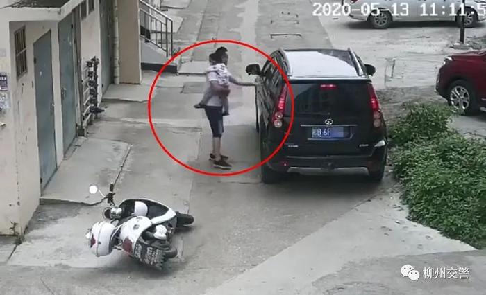 又是死角！柳州一女孩蹲车后玩耍被倒车撞倒，司机低着头上车没发现！