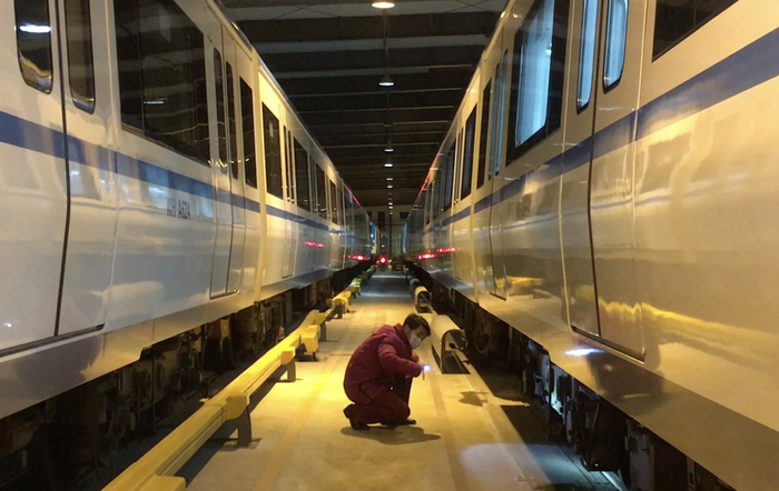 早班凌晨五点，刘明靖需要对走行部进行检查。受访者供图