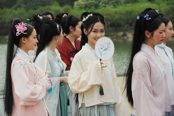 2019年4月，中国武汉欢乐谷桃花春衫汉服大赏，图片来源：东方IC。