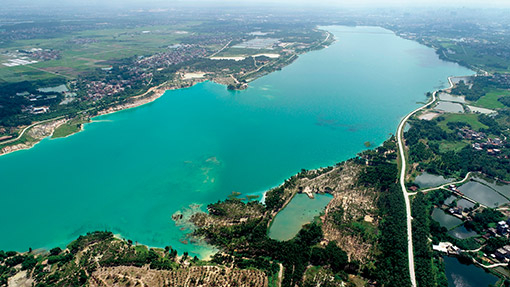 茂名市昔日露天矿坑整治后变身为风景优美的露天矿生态公园。 黄信涛 摄